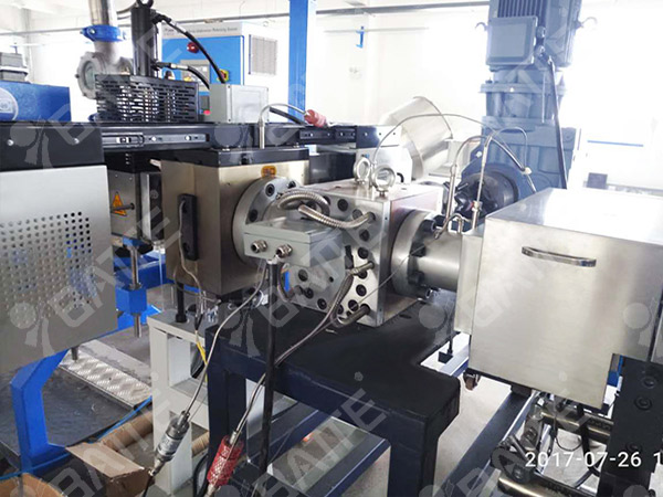 單板換網(wǎng)器應(yīng)用于PET片材生產(chǎn)線